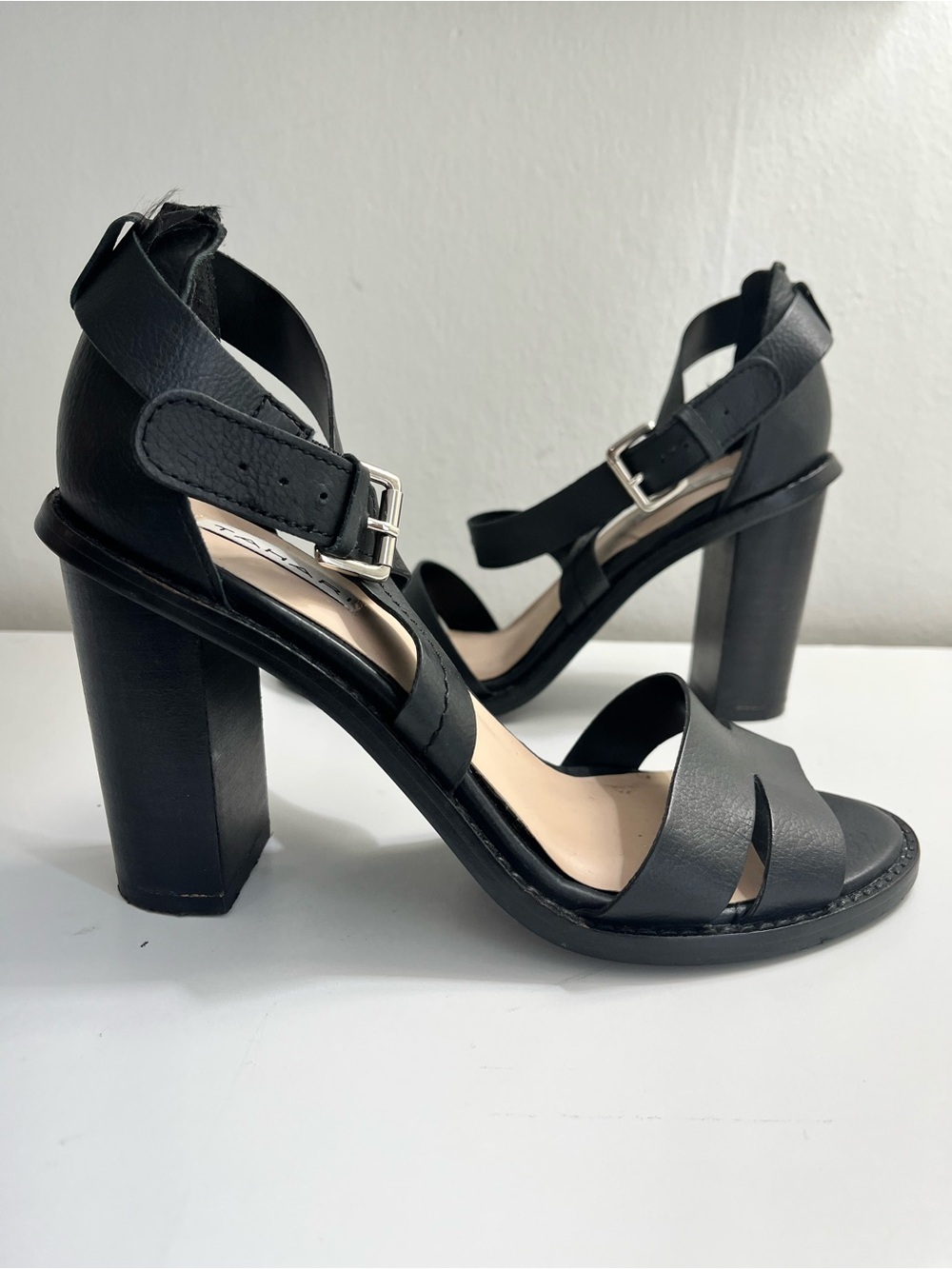 Tahari Black Leather Block Heel Sandals Size 7